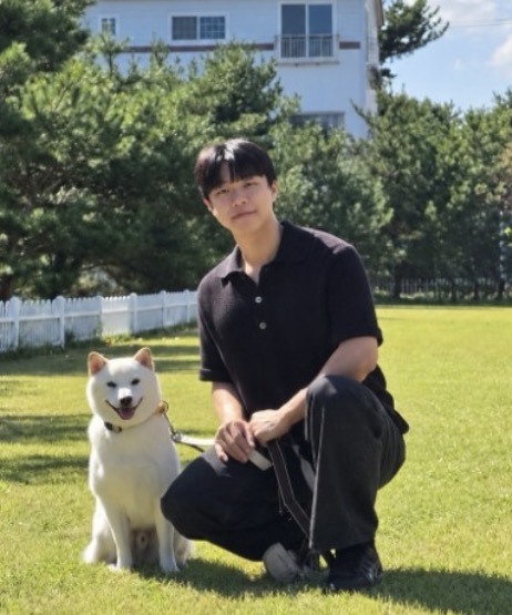 반려견과 함께 있는 송민석 훈련사 대표 및 파트장